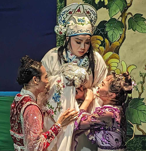 Cảnh trong vở Ngọc sáng Lưu gia trang - Ảnh: LINH ĐOAN Cảnh trong vở Ngọc sáng Lưu gia trang - Ảnh: LINH ĐOAN