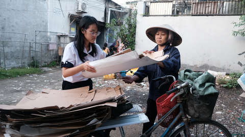 Đến trường trên gánh ve chai của mẹ - Ảnh 1. Sau giờ học, Đinh Trần Giáng My giúp mẹ sắp xếp lại đống ve chai vừa thu gom - Ảnh: N.PHƯỢNG