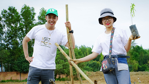 Muốn lan tỏa tình yêu du lịch Việt - Ảnh 3. Hoàng Dũng cùng tham gia trồng cây xanh tại Đồng Nai - Ảnh: NVCC