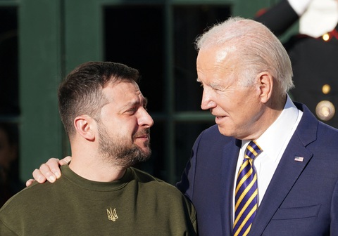 Tin tức thế giới 15-9: Ông Zelensky sắp tới Mỹ; Con trai ông Biden bị truy tố - Ảnh 1. Tổng thống Mỹ Joe Biden (phải) chào đón Tổng thống Ukraine Volodymyr Zelensky trên bãi cỏ phía nam tại Nhà Trắng ở Mỹ vào ngày 21-12-2022. Truyền thông Mỹ đưa tin ông Zelensky sắp đến Mỹ lần nữa - Ảnh: REUTERS