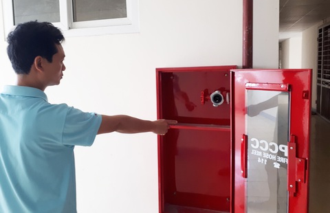 Nghệ An cấm sạc pin xe ô tô, xe máy trong tầng hầm chung cư - Ảnh 1. Một chung cư ở TP Vinh thiếu bình chữa cháy - Ảnh: DOÃN HÒA