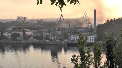Ukraine tuyên bố tấn công tàu tuần tra Nga ở Biển Đen - Ảnh 1. Khói bốc lên từ một xưởng đóng tàu được cho là đã bị Ukraine tấn công bằng tên lửa ở Sevastopol, bán đảo Crimea hôm 13-9 - Ảnh: REUTERS