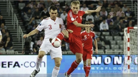 Nga đưa huyền thoại futsal sang đấu với Việt Nam - Ảnh 1. Cầu thủ futsal Nga Dmitry Prudnikov (phải) - Ảnh: ALCHETRON