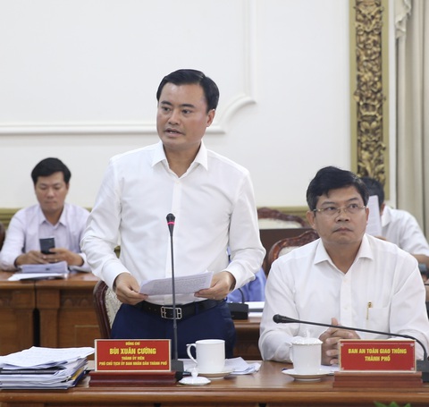 Chủ tịch HĐND TP.HCM: Ưu tiên bố trí vốn cho dự án kéo giảm ùn tắc giao thông - Ảnh 2. Phó chủ tịch UBND TP.HCM Bùi Xuân Cường phát biểu giải trình tại phiên họp - Ảnh: CTV
