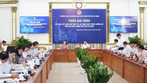 TP.HCM: Nhiều dự án giao thông kéo dài hoặc tạm ngưng gây ùn ứ - Ảnh 1. Chủ tịch HĐND TP Nguyễn Thị Lệ và Phó chủ tịch HĐND TP Nguyễn Văn Dũng chủ trì phiên giải trình - Ảnh: L.V.