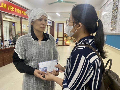 Hỗ trợ của bạn đọc Tuổi Trẻ đã đến gia đình các nạn nhân - Ảnh 1. Đại diện báo Tuổi Trẻ đã đến thăm hỏi, chia buồn cùng gia đình chị Nguyễn Thị Phượng (ở Hòa Bình) có chồng và hai con thiệt mạng trong vụ cháy chung cư mini ở Hà Nội - Ảnh: HÀ THANH
