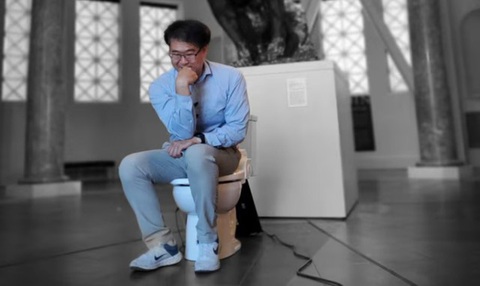 Bồn cầu nhận diện người dùng đoạt giải Ig Nobel 33 - Ảnh 1. Chiếc bồn cầu có khả năng nhận diện người dùng giúp chuyên gia Seung-min Park (ĐH Stanford, Mỹ) đoạt giải Ig Nobel thuộc lĩnh vực y tế công cộng