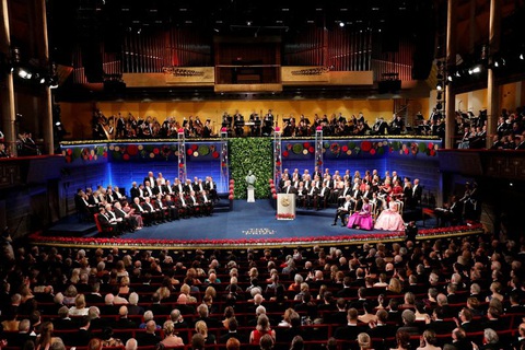 Chủ nhân các giải thưởng Nobel và các thành viên gia đình Hoàng gia Thụy Điển tại Lễ trao giải Nobel ở Stockholm, ngày 10/12/2022. Ảnh: REUTERS Chủ nhân các giải thưởng Nobel và các thành viên gia đình Hoàng gia Thụy Điển tại lễ trao giải Nobel ở Stockholm ngày 10-12-2022 - Ảnh: REUTERS