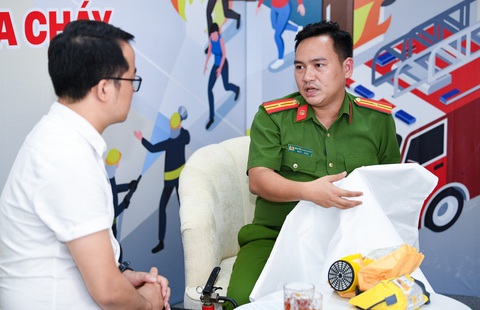 Thiếu tá Nguyễn Danh Luân giới thiệu và hướng dẫn một số vật dụng phòng cháy, chữa cháy, phòng độc - Ảnh: NAM TRẦN Thiếu tá Nguyễn Danh Luân giới thiệu và hướng dẫn một số vật dụng phòng cháy, chữa cháy, phòng độc - Ảnh: NAM TRẦN