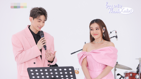 Hải Yến Idol từng 'tác động vật lý' mối tình đầu của mình - Ảnh 1. Roy Nguyễn và Hải Yến Idol mặc trang phục cùng tông màu hồng trò chuyện tại Giai điệu thanh xuân