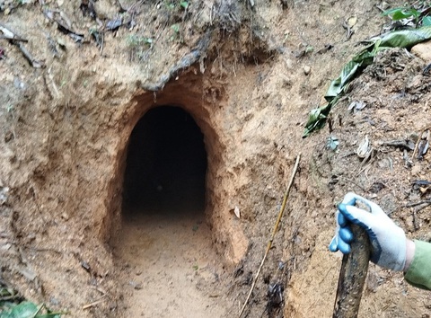 Triệt phá nhóm khai thác vàng trái phép tại khu vực rừng đặc dụng Pù Luông - Ảnh 1. Một đường hầm khai thác vàng trái phép tại khu vực rừng đặc dụng Pù Luông - Ảnh Ban quản lý Khu bảo tồn thiên nhiên Pù Luông