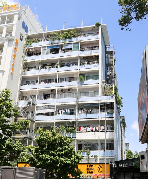 Siết chặt quản lý chung cư mini - Ảnh 6. Chung cư 450 Nguyễn Thị Minh Khai, quận 3, TP.HCM có hai lối thoát hiểm ngoài trời - Ảnh: THẢO LÊ
