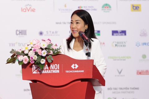 Hà Nội Marathon Techcombank 2023 mang tinh thần chia sẻ và trách nhiệm cộng đồng - Ảnh 3. Bà Thái Minh Diễm Tú – giám đốc Khối Tiếp thị, Ngân hàng Techcombank - chia sẻ cảm xúc - Ảnh: TECHCOMBANK