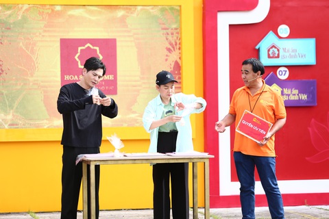 Tin tức giải trí 15-9: Lời dạy bảo của Vũ Linh khiến Lâm Hùng nhớ hoài - Ảnh 3. Hai nghệ sĩ tham gia các thử thách để đem tiền về cho trẻ em nghèo - Ảnh: BTC