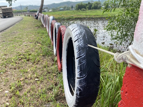Khúc cua tử thần nhiều người rơi xuống vực chết, người thợ nhôm kính làm dãy hộ lan bằng lốp xe - Ảnh 6. Dãy hộ lan bằng lốp xe bên đường