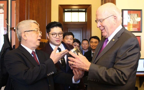 'Ngay cả khi đang mắc ung thư, tướng Nguyễn Chí Vịnh vẫn viết về sự hòa giải Việt - Mỹ' - Ảnh 1. Thượng tướng Nguyễn Chí Vịnh tặng thượng nghị sĩ Patrick Leahy hộp đất ở sân bay Đà Nẵng đã được làm sạch dioxin - Ảnh: SONG MINH