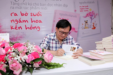 Sách giả, sách lậu là "quốc nạn" - Ảnh 2. Nhà văn Nguyễn Nhật Ánh ký tặng bạn đọc năm 2022 - Ảnh: NXB Trẻ