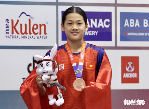 Kình ngư Nguyễn Thúy Hiền giành huy chương đồng nội dung 100m tự do nữ SEA Games 32 - Ảnh: HỮU TẤN Kình ngư Nguyễn Thúy Hiền giành huy chương đồng nội dung 100m tự do nữ SEA Games 32 - Ảnh: HỮU TẤN