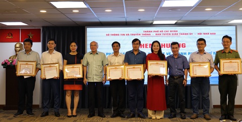Trưởng ban Tuyên giáo Thành ủy TP.HCM: 'Tôi luôn tự hào về làng báo chí thành phố' - Ảnh 3. Đại diện tác giả có tác phẩm báo chí được khen thưởng nhận giấy khen - Ảnh: HUYỀN MAI