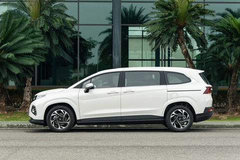 Hyundai Custin ra mắt Việt Nam: Giá từ dưới 1 tỉ khiến Kia Carnival phải dè chừng - Ảnh 3. Xét về kích thước trục cơ sở, Hyundai Custin cùng phân khúc với Kia Carnival. Ngoài ra, xe cũng sử dụng thiết kế MPV lai SUV/crossover cùng kiểu cửa lùa tương tự đối thủ. Tuy nhiên, kích thước tổng thể của Custin nhỏ hơn một chút - Ảnh: Hyundai
