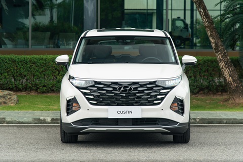Hyundai Custin ra mắt Việt Nam - Ảnh 3. Thiết kế Custin không vuông vức như Carnival mà có nhiều đường vuốt cong mềm mại hơn. Cụm đèn chiếu sáng chính LED nối liền lưới tản nhiệt - Ảnh: Hyundai