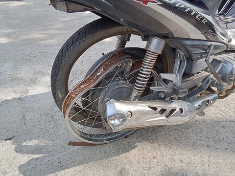 Khởi tố người đàn ông điều khiển ô tô cố tình đâm vào xe bạn nhậu - Ảnh 1. Chiếc xe máy bị ô tô đâm phía sau dẫn đến vành xe biến dạng - Ảnh: T.H.