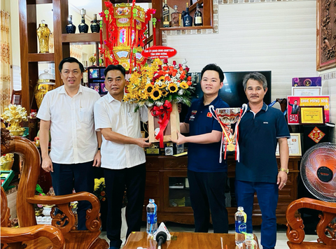 Lãnh đạo Bình Dương chúc mừng Bao Phương Vinh vô địch thế giới - Ảnh 1. Ông Nguyễn Lộc Hà - phó chủ tịch UBND tỉnh Bình Dương và ông Cao Văn Chóng - phó giám đốc sở VH-TT&DL thay mặt lãnh đạo tỉnh Bình Dương chúc mừng Bao Phương Vinh - Ảnh: T.P