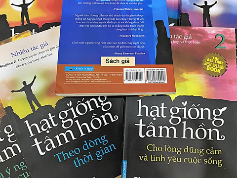 Sách giả, sách lậu là "quốc nạn" - Ảnh 3. Sách giả Hạt giống tâm hồn bị đơn vị xuất bản phát hiện và hướng dẫn bạn đọc phân biệt - Ảnh: First News - Trí Việt