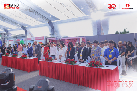 Hà Nội Marathon Techcombank 2023 mang tinh thần chia sẻ và trách nhiệm cộng đồng - Ảnh 1. Các đại biểu cùng VĐV Giải Hà Nội Marathon Techcombank 2023 mặc niệm nạn nhân vụ hỏa hoạn tại Hà Nội và lũ quét ở Lào Cai - Ảnh: TECHCOMBANK