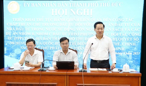 Có nghị quyết 98, doanh nghiệp mong Thủ Đức giải quyết nhanh hồ sơ - Ảnh 1. Chủ tịch UBND TP Thủ Đức Hoàng Tùng trao đổi tại hội nghị - Ảnh: TIẾN LONG