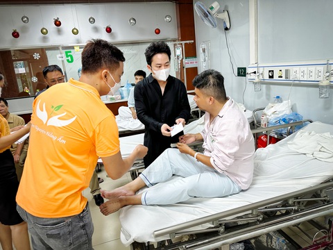 Ca sĩ Tùng Dương đến Bệnh viện Bạch Mai thăm hỏi, tặng quà nạn nhân vụ cháy chung cư mini đang điều trị tại đây sáng 15-9 - Ảnh: T.ĐIỂU Ca sĩ Tùng Dương đến Bệnh viện Bạch Mai thăm hỏi, tặng quà nạn nhân vụ cháy chung cư mini đang điều trị tại đây sáng 15-9 - Ảnh: T.ĐIỂU