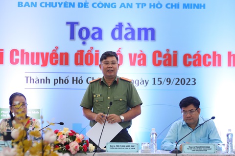 Dịch vụ công cần rút ngắn thời gian, giảm hoặc miễn lệ phí - Ảnh 1. Ông Bùi Ngọc Giáp, trưởng Ban chuyên đề Công an TP.HCM, chủ trì tọa đàm - Ảnh: PHƯƠNG NHI