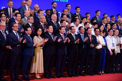 Nếu người dân không thông thì không thể tăng trưởng xanh - Ảnh 1. Các đại biểu, diễn giả, doanh nhân, nhà đầu tư quốc tế... chụp hình lưu niệm tại Diễn đàn kinh tế TP.HCM - Ảnh: QUANG ĐỊNH