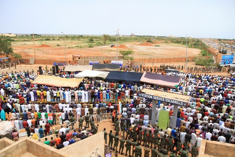 Người Niger thực hiện buổi cầu nguyện ngày 15-9 trước căn cứ quân sự Pháp ở Niamey, Niger - Ảnh: REUTERS Người Niger tổ chức buổi cầu nguyện ngày 15-9 trước căn cứ quân sự Pháp ở Niamey, Niger - Ảnh: REUTERS