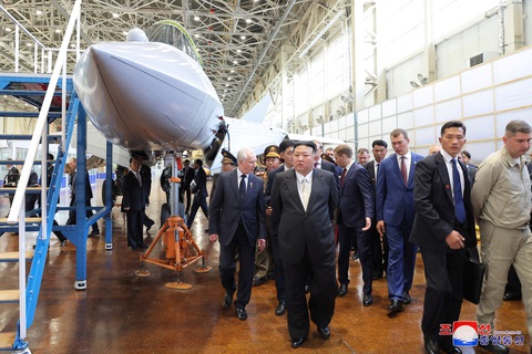 Nhà lãnh đạo Triều Tiên Kim Jong Un thăm một nhà máy sản xuất máy bay ở thành phố Komsomolsk-on-Amur thuộc vùng Khabarovsk, Nga, ngày 15-9 - Ảnh: REUTERS. Nhà lãnh đạo Triều Tiên Kim Jong Un thăm một nhà máy sản xuất máy bay ở thành phố Komsomolsk-on-Amur thuộc vùng Khabarovsk, Nga, ngày 15-9 - Ảnh: REUTERS