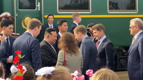 Ông Kim Jong Un mục sở thị tiêm kích MiG-31I trang bị tên lửa siêu vượt âm Kinzhal ở Nga - Ảnh 7. Khi đoàn tàu bọc thép của lãnh đạo Triều Tiên đến nhà ga ở thị trấn Artyom vào sáng 16-9, ông Kim Jong Un đã được thống đốc vùng Primorsky Oleg Kozhemyako và Bộ trưởng Bộ Tài nguyên và môi trường Nga Alexander Kozlov đón tiếp - Ảnh: REUTERS
