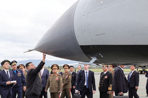 Ông Kim Jong Un mục sở thị tiêm kích MiG-31I trang bị tên lửa siêu vượt âm Kinzhal ở Nga - Ảnh 1. Ông Kim Jong Un trực tiếp xem và nghe giới thiệu về tên lửa siêu vượt âm Kinzhal của Nga tại sân bay Knevichi sáng 16-9 - Ảnh: REUTERS