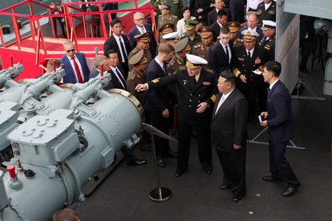 Ông Kim Jong Un mục sở thị tiêm kích MiG-31I trang bị tên lửa siêu vượt âm Kinzhal ở Nga - Ảnh 4. Ông Kim Jong Un nghe giới thiệu về tàu khu trục Marshal Shaposhnikov thuộc Hạm đội Thái Bình Dương của Nga tại cảng Vladivostok thuộc vùng Primorsky - Ảnh: REUTERS
