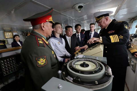 Ông Kim Jong Un mục sở thị tiêm kích MiG-31I trang bị tên lửa siêu vượt âm Kinzhal ở Nga - Ảnh 5. Tổng tư lệnh Hải quân Nga, đô đốc Nikolay Yevmonov (bìa phải) dẫn nhà lãnh đạo Triều Tiên thị sát tàu khu trục Marshal Shaposhnikov - Ảnh: REUTERS