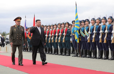 Ông Kim Jong Un mục sở thị tiêm kích MiG-31I trang bị tên lửa siêu vượt âm Kinzhal ở Nga - Ảnh 2. Bộ trưởng Quốc phòng Nga Sergei Shoigu (trái) và ông Kim Jong Un duyệt đội danh dự tại sân bay Knevichi ở vùng Primorsky sáng 16-9 - Ảnh: REUTERS