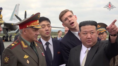 Ông Kim Jong Un mục sở thị tiêm kích MiG-31I trang bị tên lửa siêu vượt âm Kinzhal ở Nga - Ảnh 3. Ông Kim Jong Un xem và nghe giới thiệu về nhiều loại máy bay chiến đấu của Nga - Ảnh: REUTERS