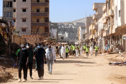Hậu lũ lụt, người dân Libya có thể phải đối mặt với bệnh tật - Ảnh 1. Lực lượng cứu hộ tiếp tục tìm kiếm các nạn nhân thiệt mạng tại thành phố cảng Derna, Libya - Ảnh: AFP