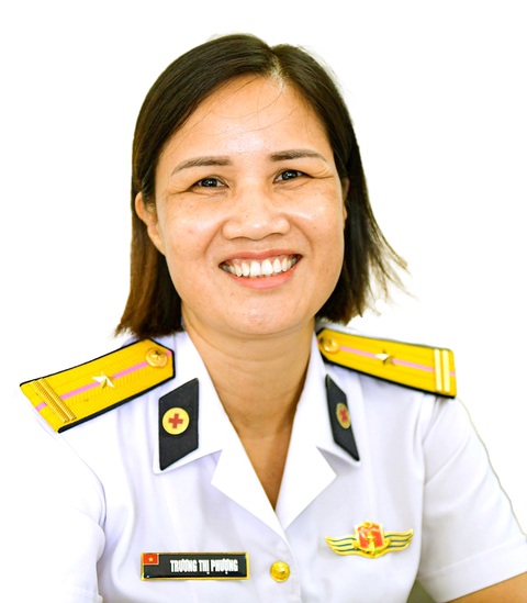 28 năm chăm sóc sức khỏe ở "lữ đoàn anh hùng" - Ảnh 2. Chị Trương Thị Phượng