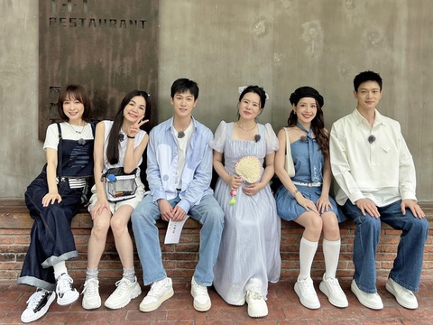 Chi Pu trổ tài làm bánh xếp “phong cách Việt Nam” trong show ẩm thực Trung Quốc - Ảnh 1. Khách mời trong tập này là hai diễn viên Lý Quân Nhuệ, Hoàng Hi Ngạn.