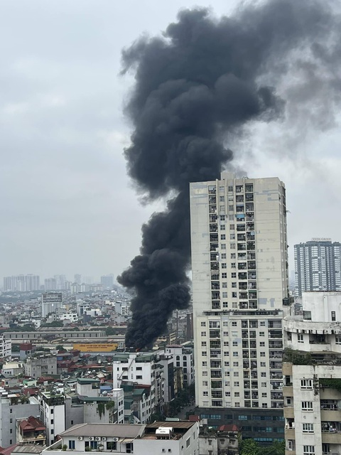 Phạt 12,5 triệu đồng người gây cháy nhà ở quận Thanh Xuân - Ảnh 1. Khói đen bốc lên từ vụ cháy tại nhà số 28 phố Vũ Trọng Phụng (phường Thanh Xuân Trung) sáng 16-9 - Ảnh: MXH