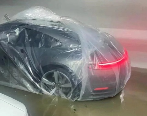 ‘Kỹ thuật độc lạ’ bảo vệ ô tô mùa mưa bão khiến cộng đồng mạng phải bật cười - Ảnh 1. Bảo vệ ô tô mùa mưa bão bằng cách bọc kín mít - Ảnh: Reddit