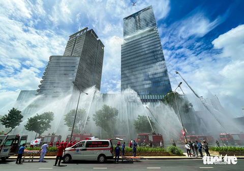 Thành ủy TP.HCM: Xử lý nghiêm vi phạm PCCC, đảm bảo tuyết đối tính mạng nhân dân - Ảnh 1. TP.HCM diễn tập phòng cháy chữa cháy tại tòa nhà Saigon Centre - Ảnh: CHÂU TUẤN