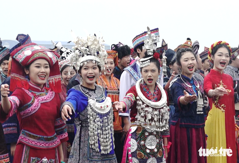 Đoàn thanh niên Quảng Tây đón chào Thủ tướng Phạm Minh Chính bằng trang phục và điệu múa truyền thống - Ảnh: DUY LINH Đoàn thanh niên Quảng Tây đón chào Thủ tướng Phạm Minh Chính bằng trang phục và điệu múa truyền thống - Ảnh: DUY LINH