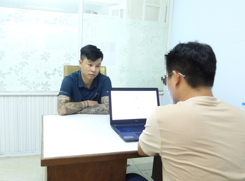 Bắt ‘trùm’ cho vay lãi nặng, điều hành từ xa, cho 300 người vay thu lợi tiền tỉ - Ảnh 1. Cơ quan công an làm việc với người cầm đầu đường dây cho vay lãi nặng - Ảnh: H.B.