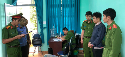 - Ảnh 1. Cơ quan cảnh sát điều tra Công an huyện Đức Cơ thi hành lệnh bắt tạm giam Hoàng Quốc Thắng, cán bộ địa chính xã Ia Pnôn - Ảnh: Công an cung cấp